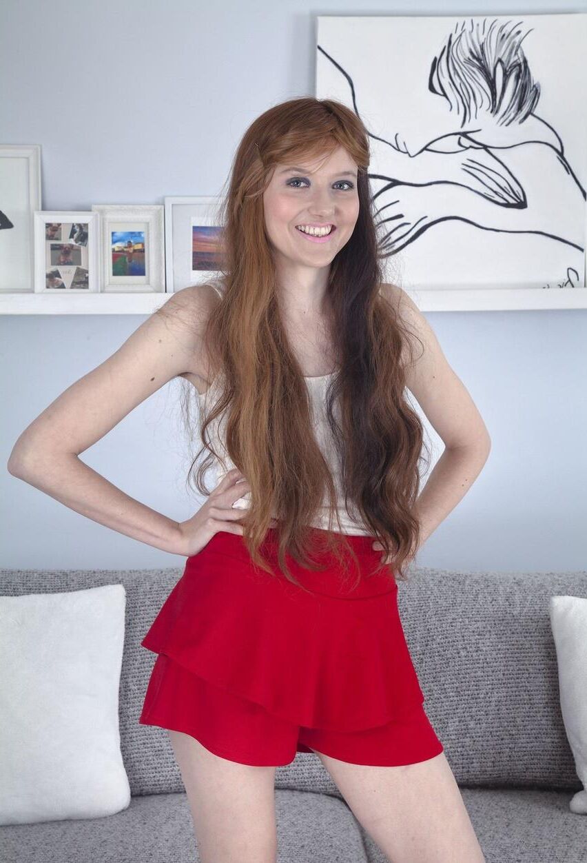 Belas milf de ruiva peluda e peluda com peitos minúsculos Emma Valentine