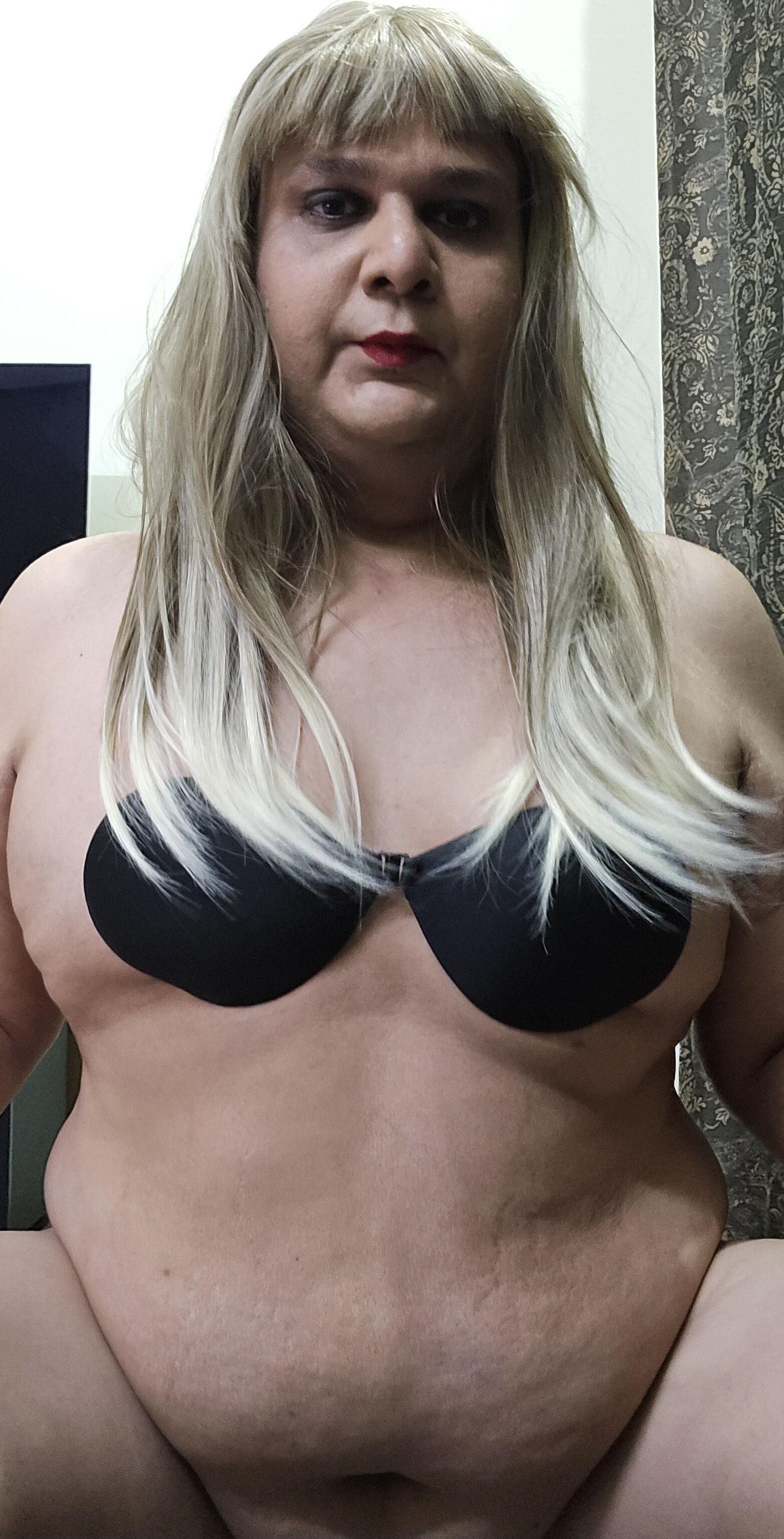 Blonde travesti Monica M aparece