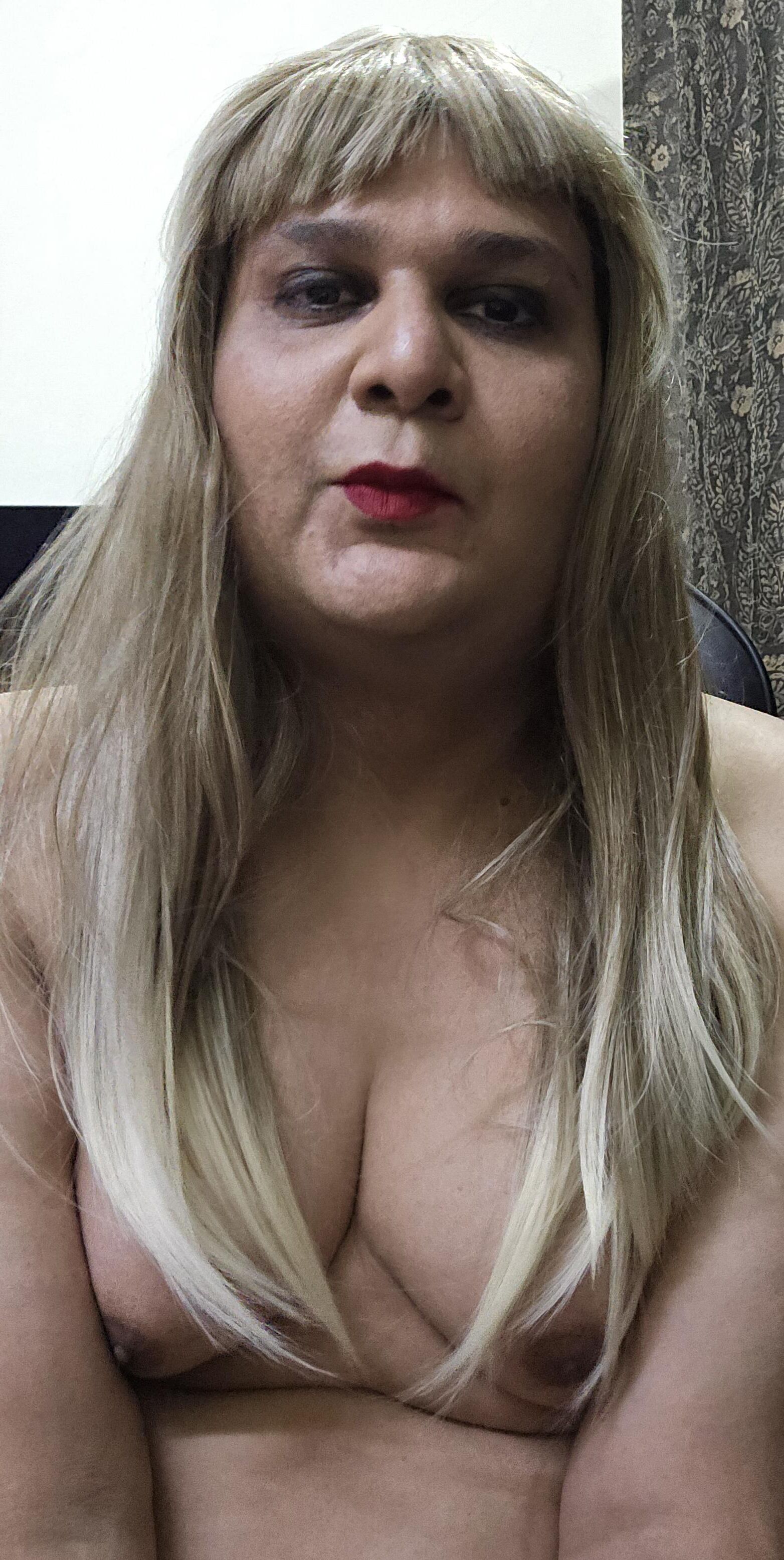 Blonde travesti Monica M aparece