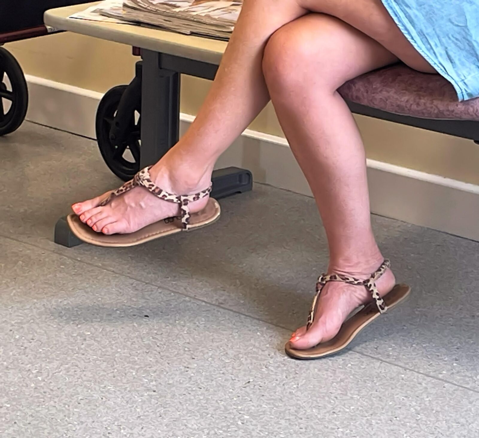 Jambes sexy candides et jolies pieds dans des sandales string