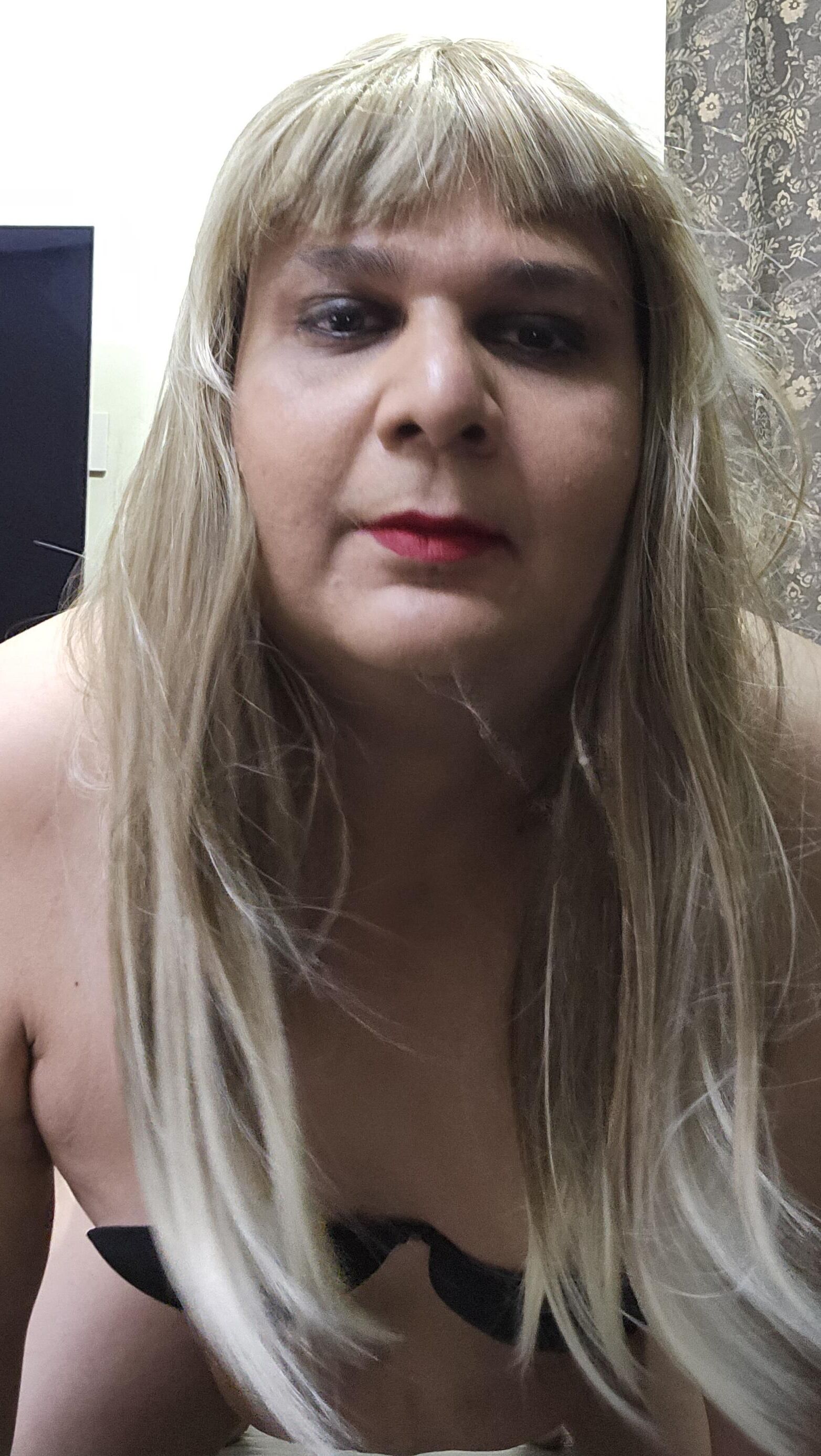 Blonde travesti Monica M aparece