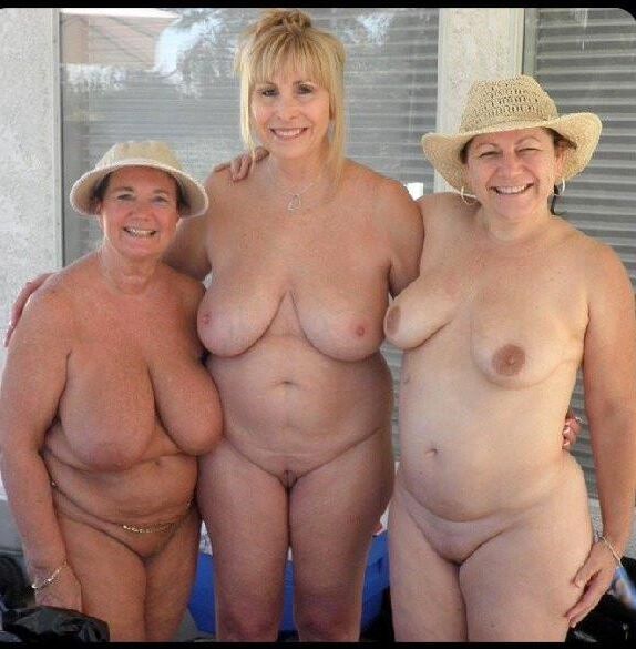 Mom Loves Being an Exhibitionist 