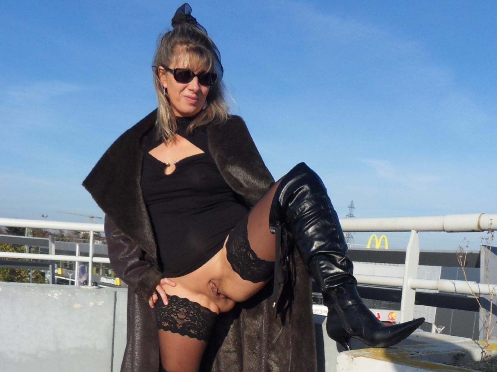 Lisa shows off in a supermarket parking lot