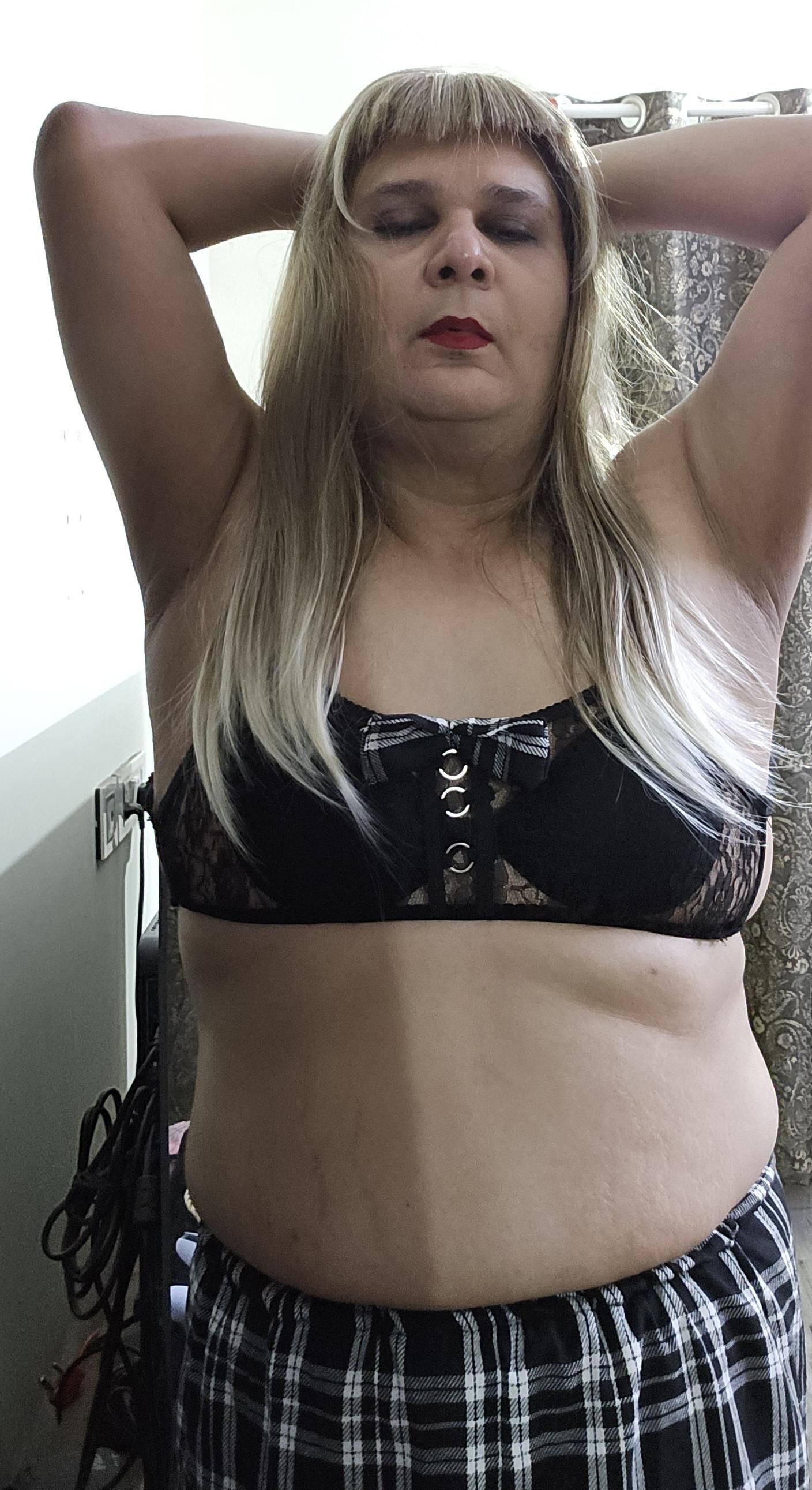 Blonde travesti Monica M aparece