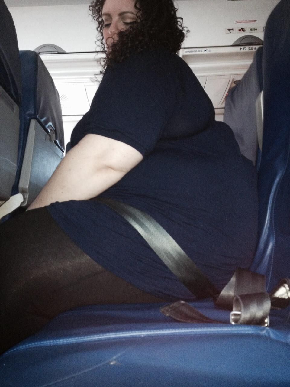 Große Frauen in Jeans, Hosen und Shorts