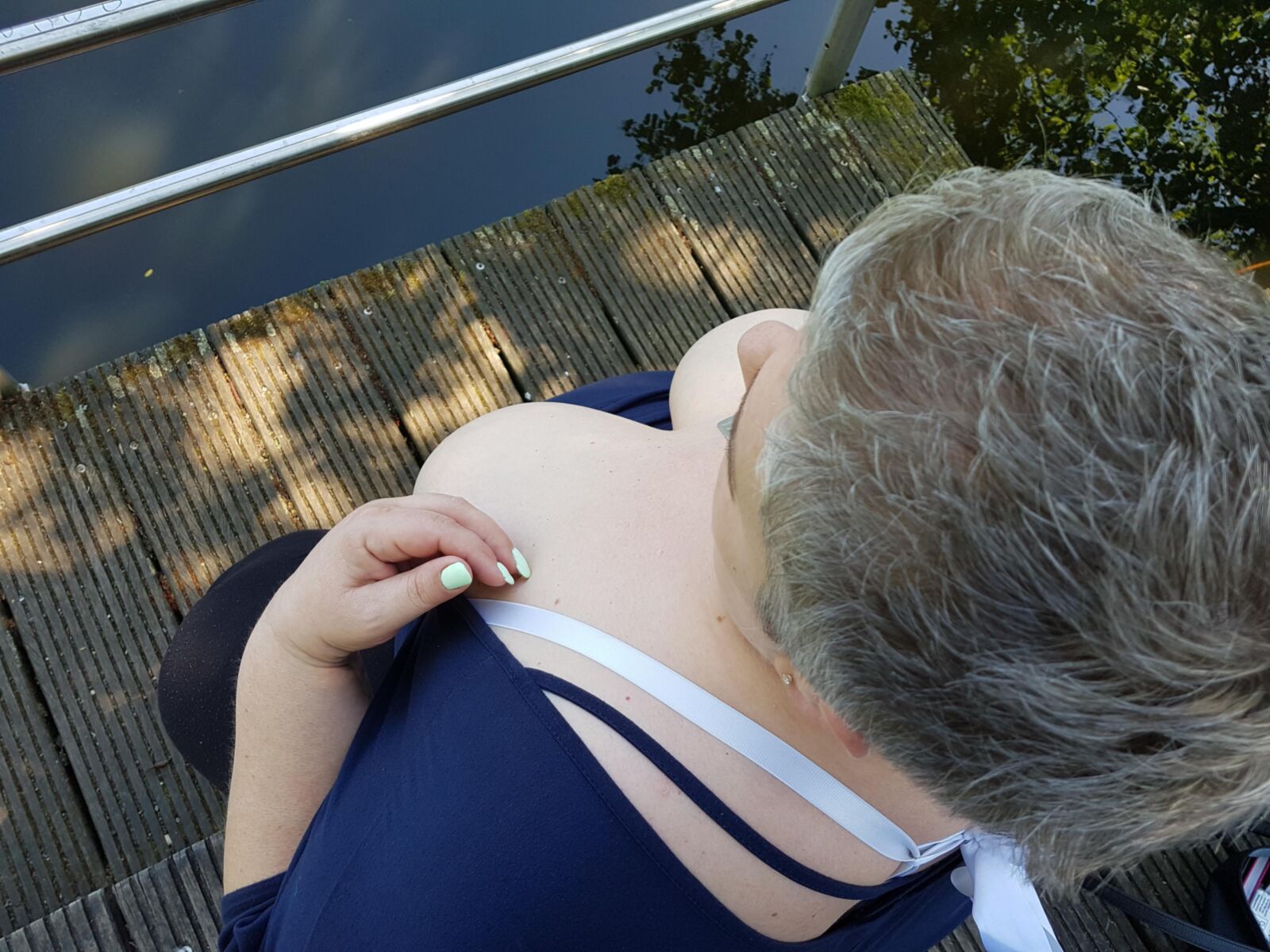 Fetter, alter deutscher SSBBW blinkt Big Hangers Public Park
