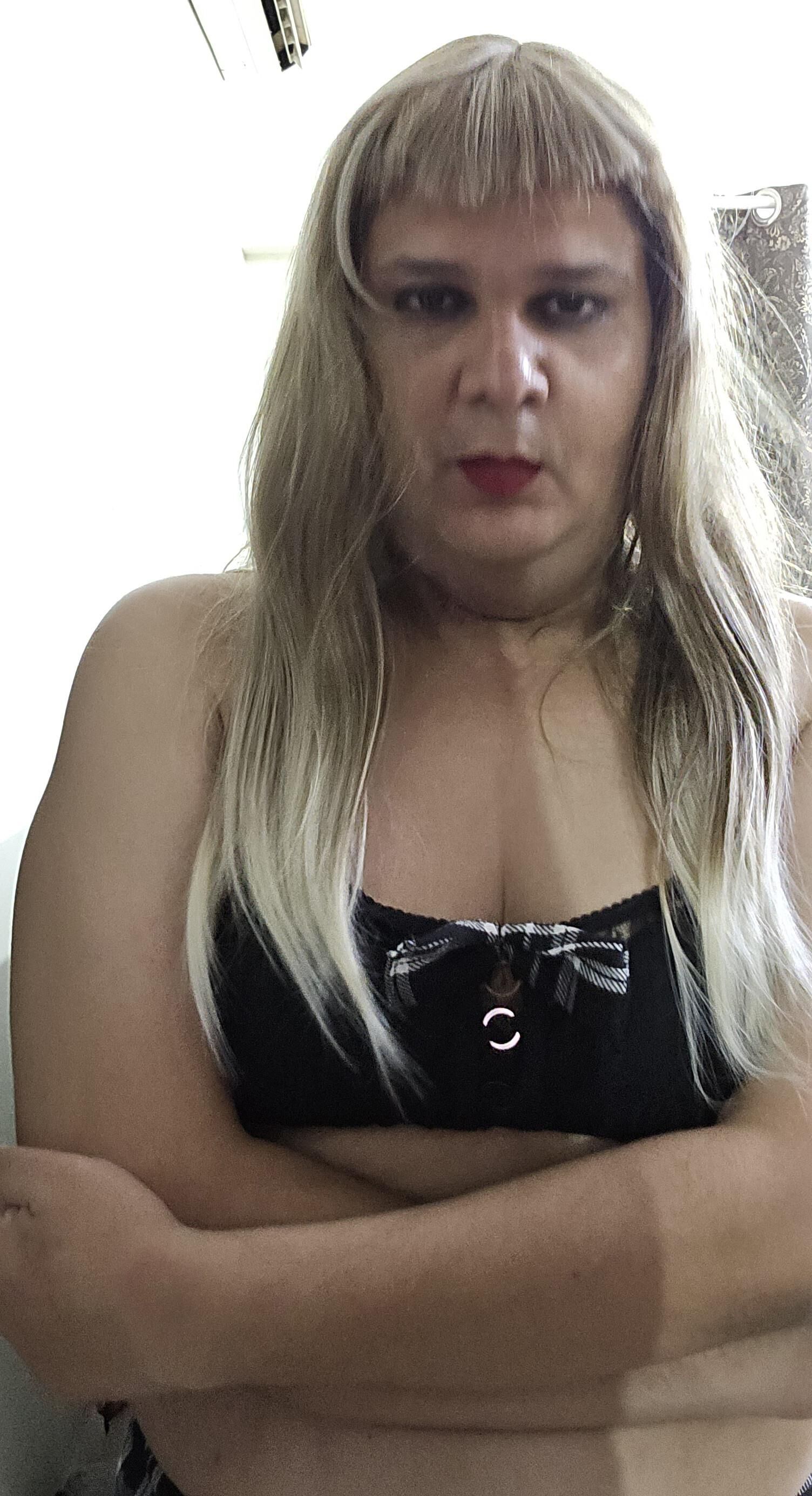 Blonde travesti Monica M aparece