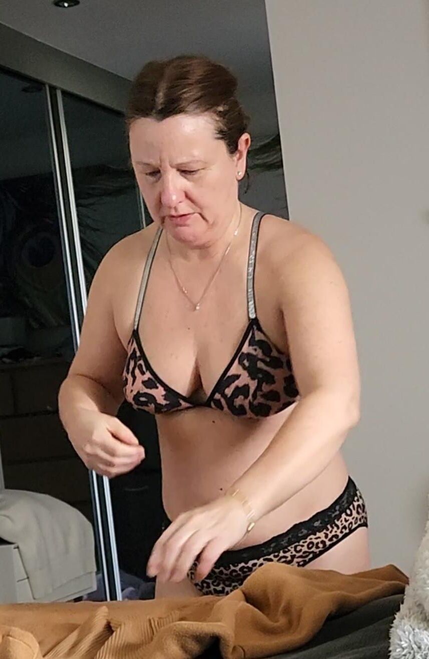 ¿Quieres ver más de esta milf madura gruesa?