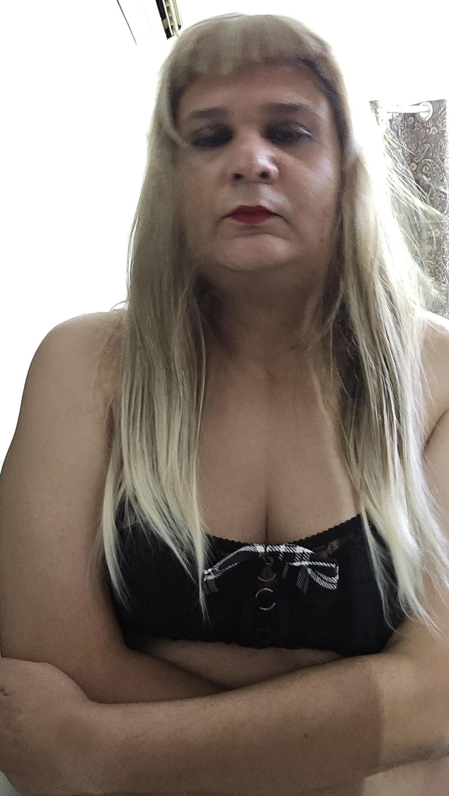 Blonde travesti Monica M aparece