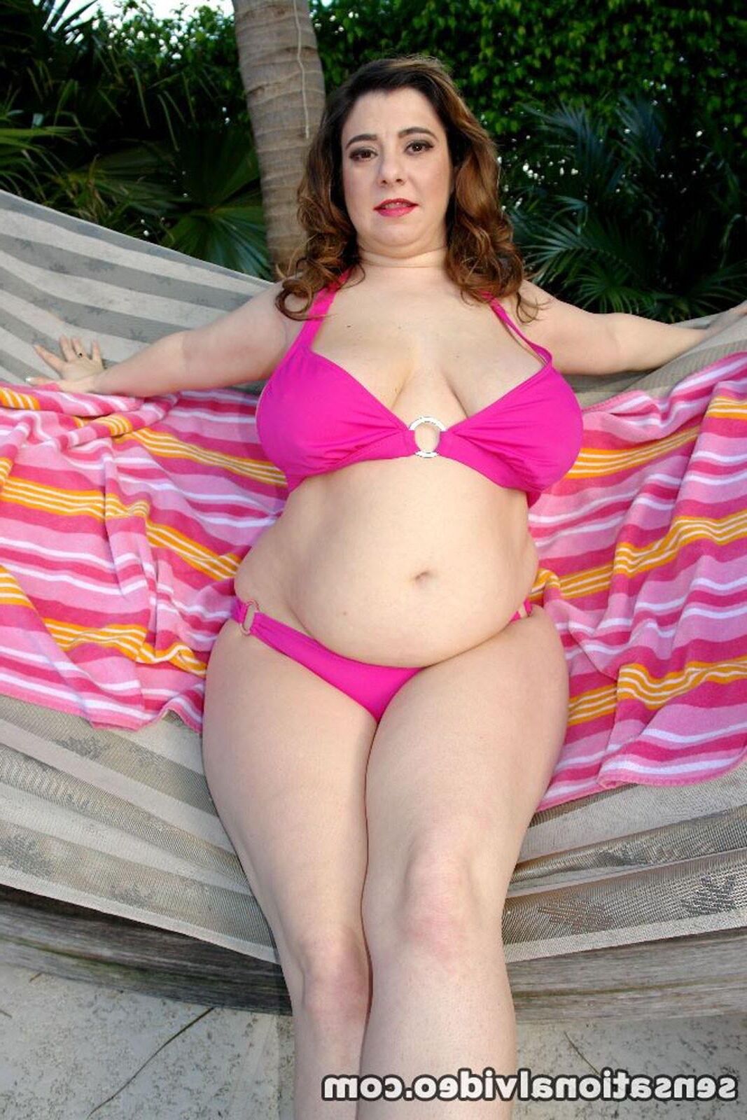 Alix LakeHurst reife vollbusige mollige Brünette in einem rosa Bikini