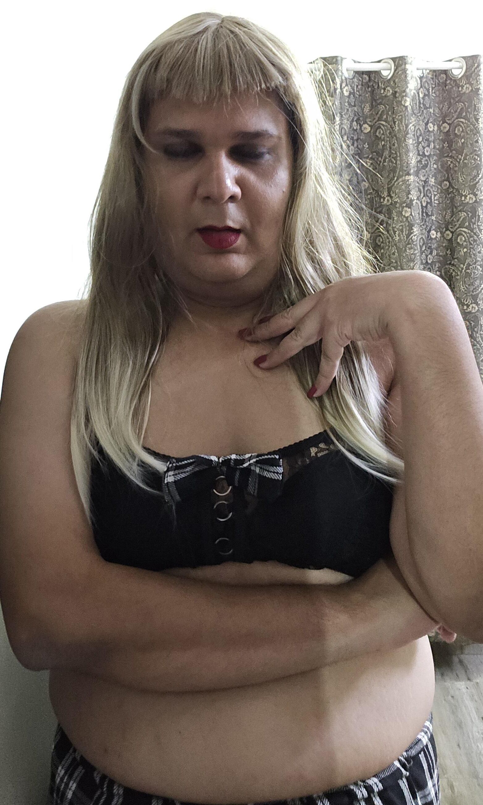 Blonde travesti Monica M aparece