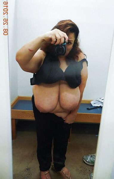 Viele Selfies von riesigen Brüsten reifer