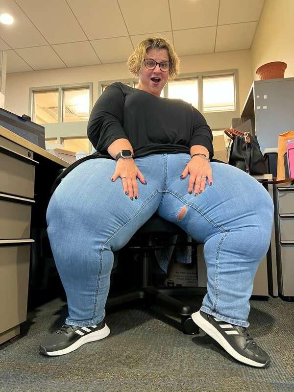 Große Frauen in Jeans, Hosen und Shorts