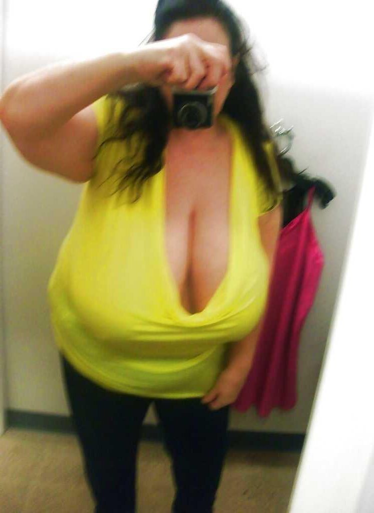 Viele Selfies von riesigen Brüsten reifer