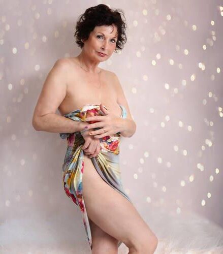 Slim mature granny brunette Ettie