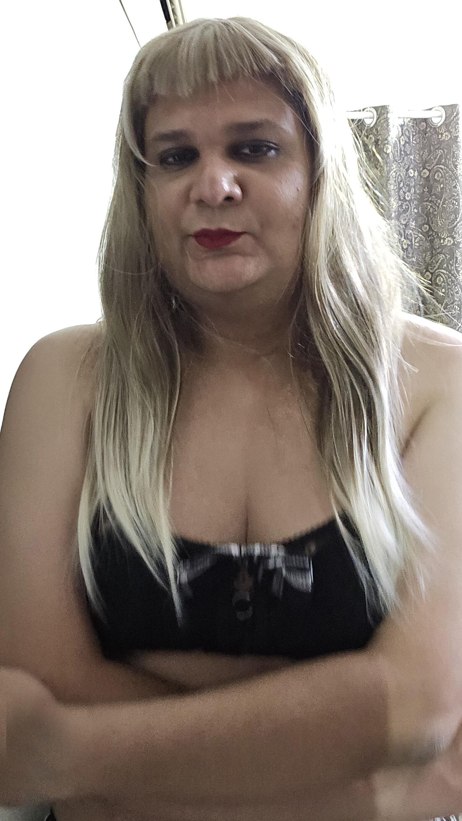 Blonde travesti Monica M aparece