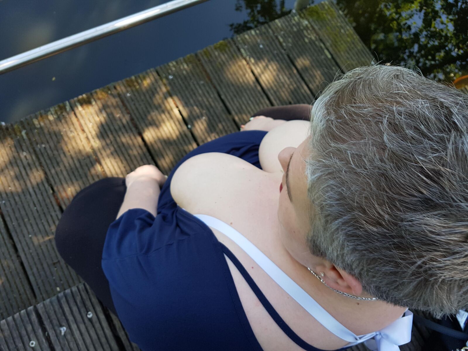 Fetter, alter deutscher SSBBW blinkt Big Hangers Public Park