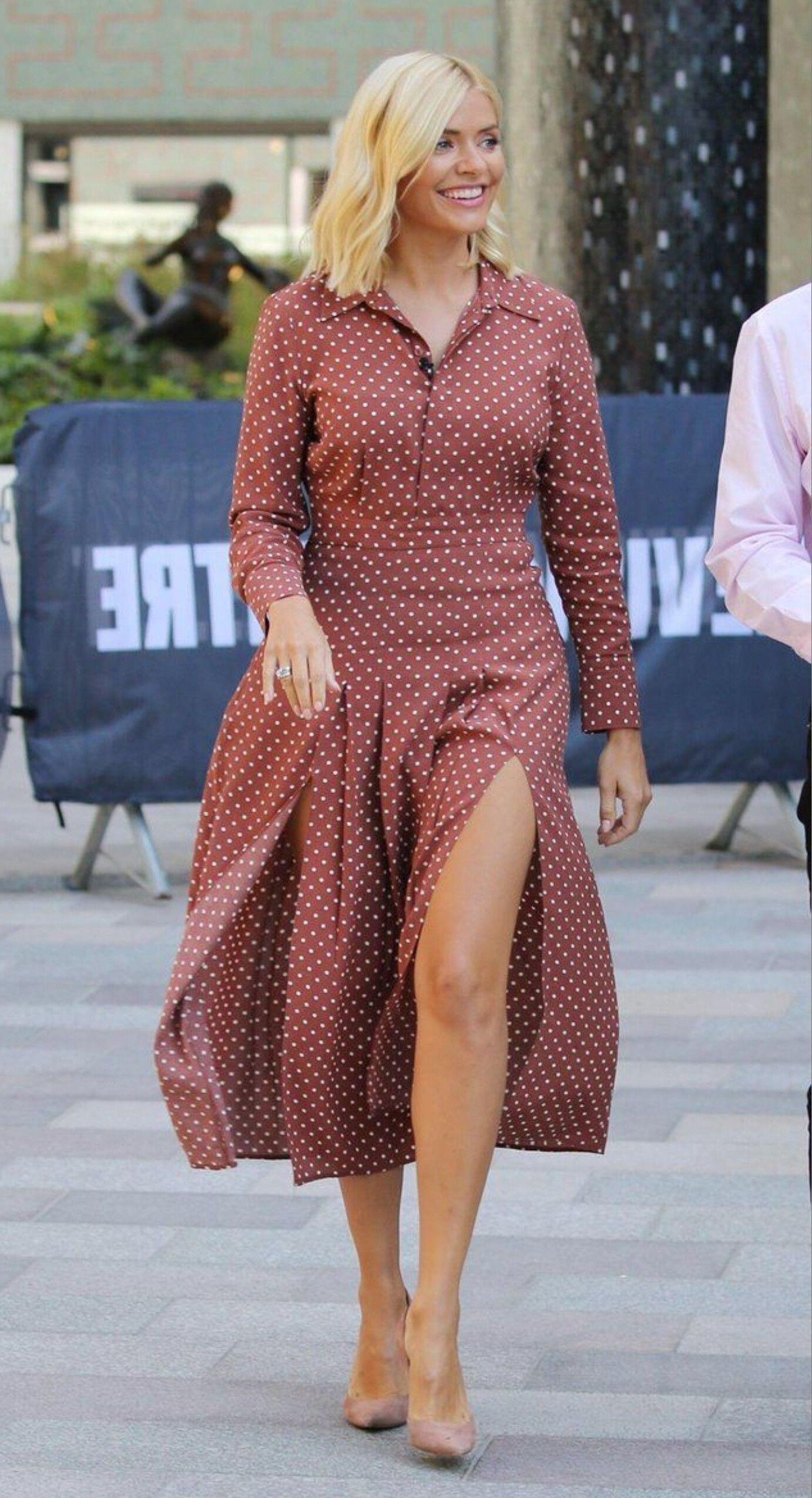 Sexy Holly Willoughby Milf pernas para fazer você gozar