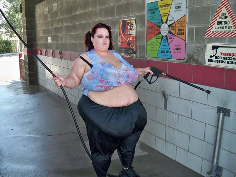 Große Frauen in Jeans, Hosen und Shorts
