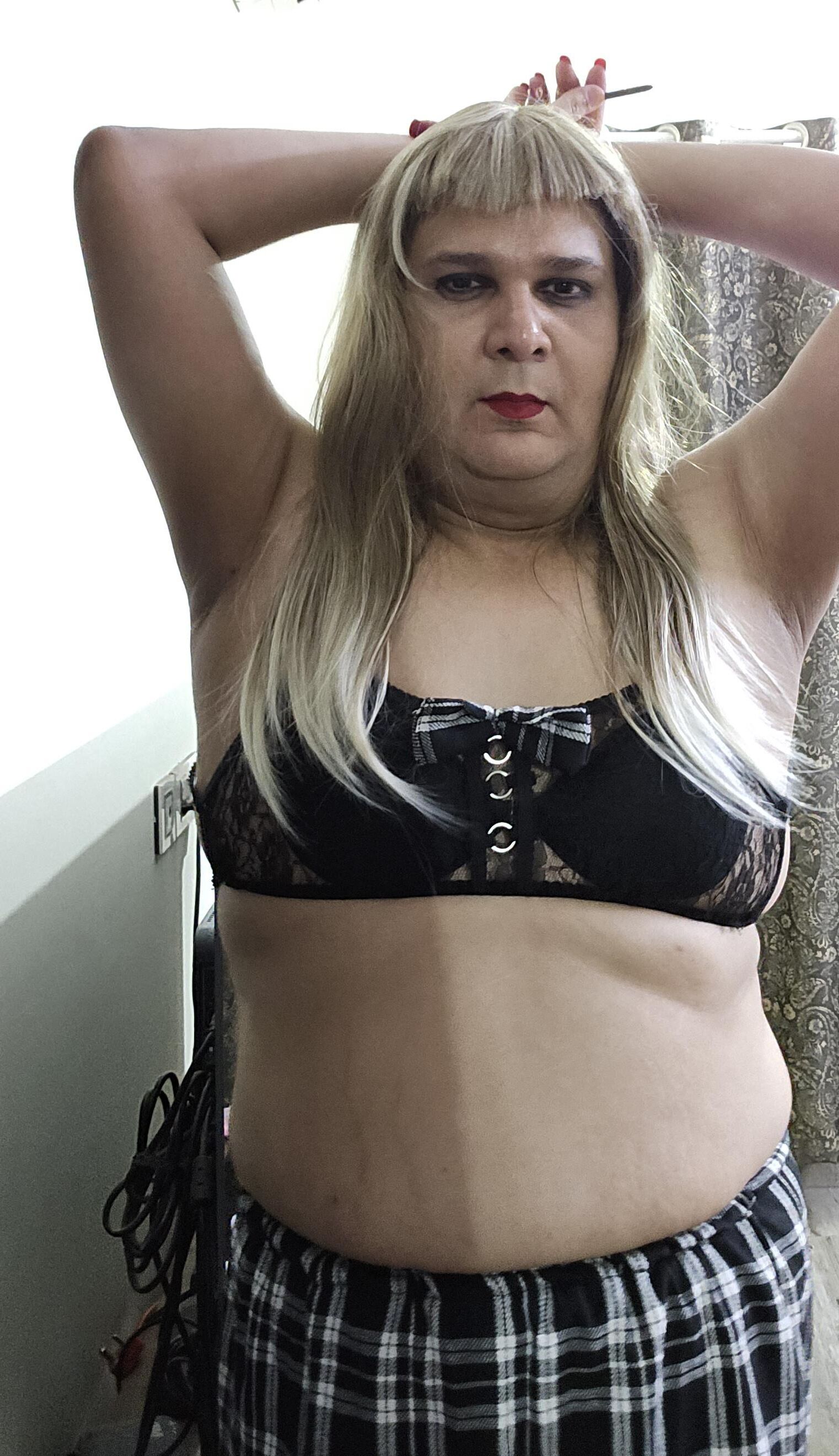 Blonde travesti Monica M aparece