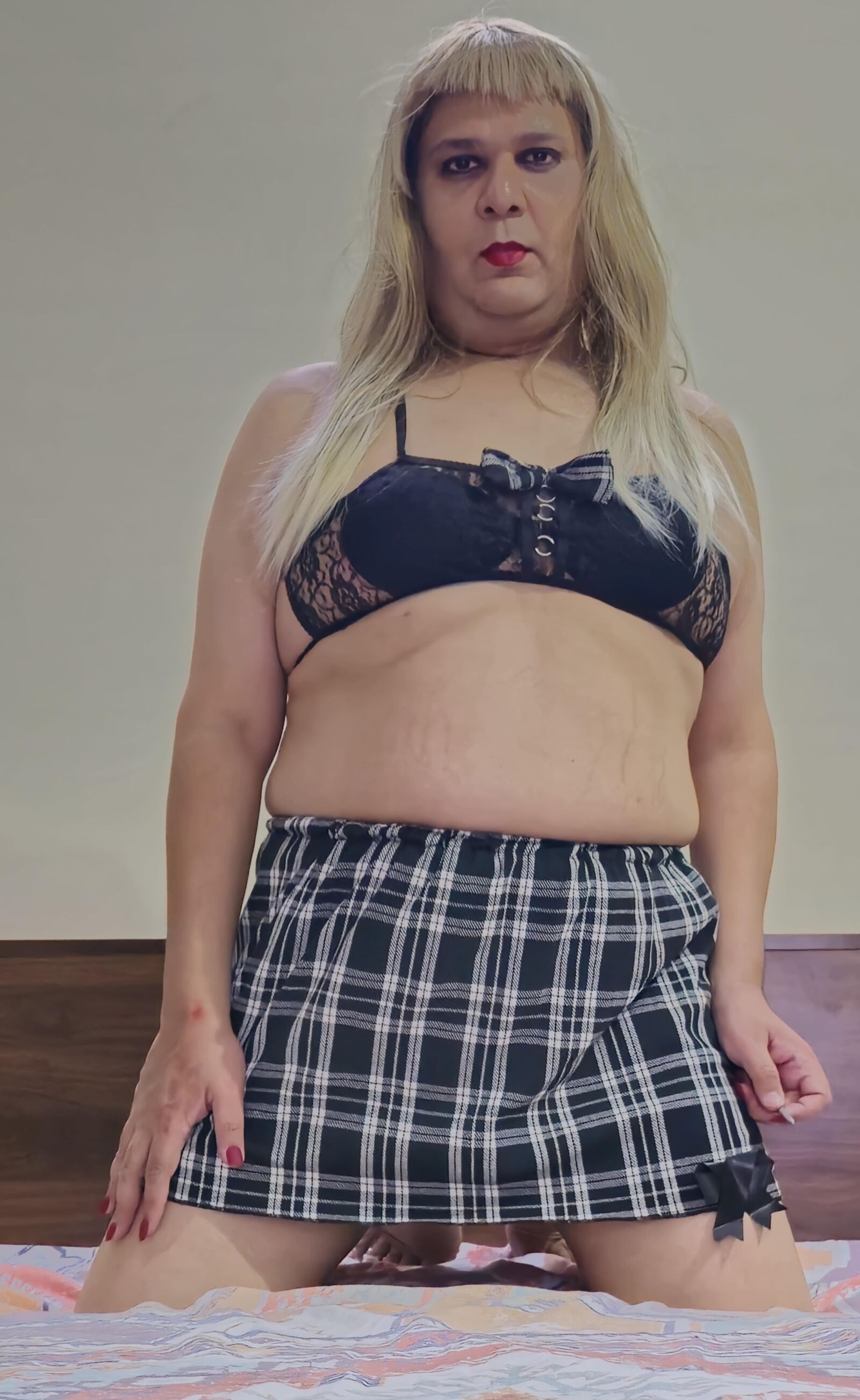 Blonde travesti Monica M aparece