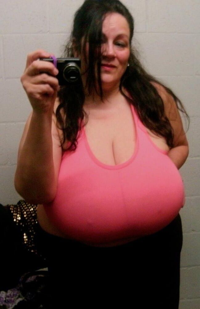 Viele Selfies von riesigen Brüsten reifer