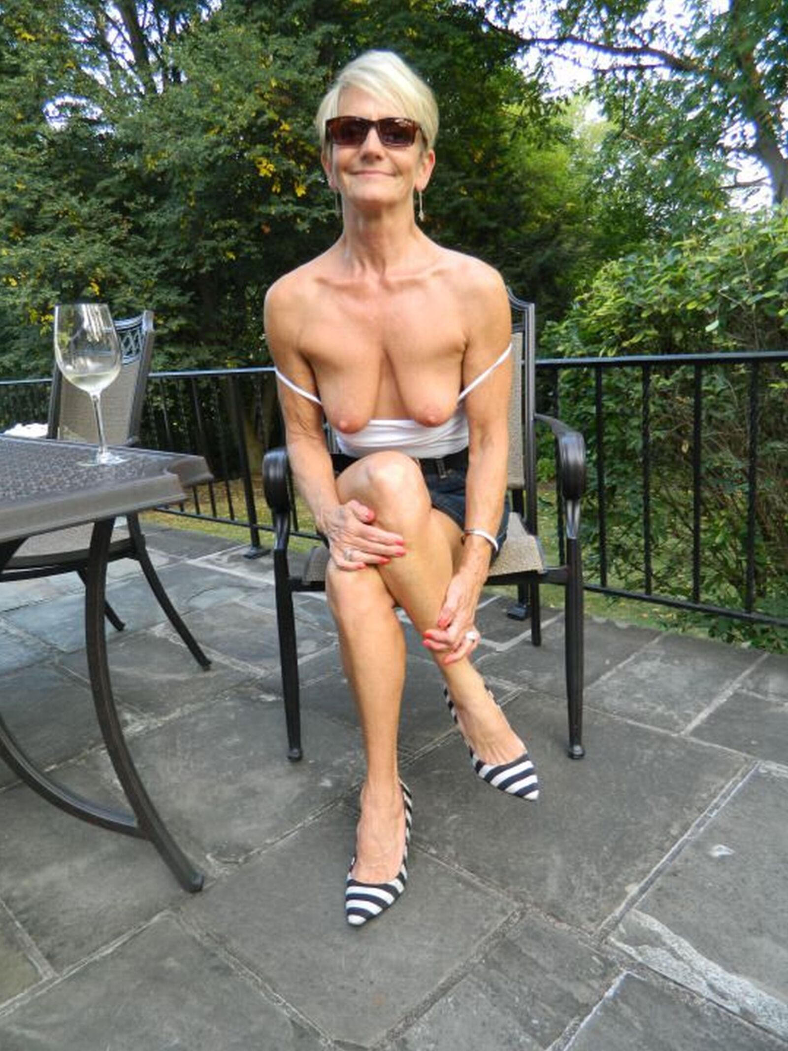 Mujeres desnudas con tacones