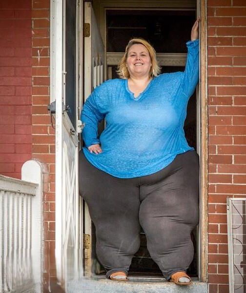 Große Frauen in Jeans, Hosen und Shorts