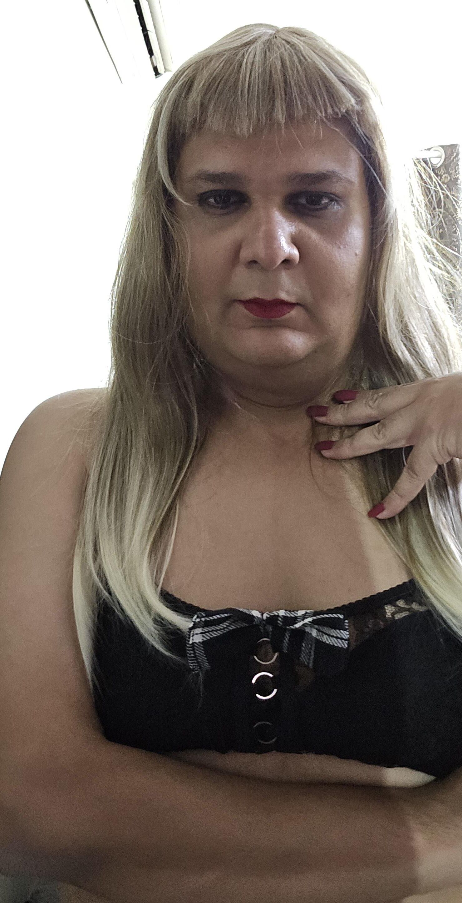Blonde travesti Monica M aparece