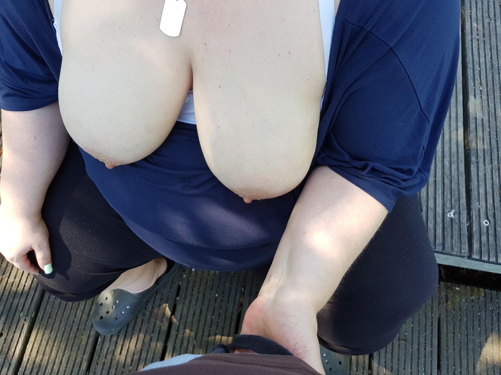 Fetter, alter deutscher SSBBW blinkt Big Hangers Public Park