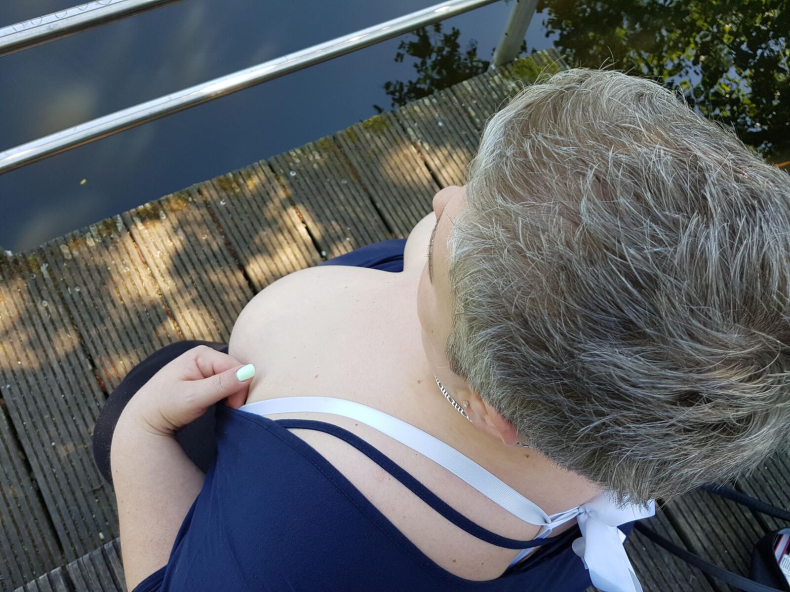 Fetter, alter deutscher SSBBW blinkt Big Hangers Public Park