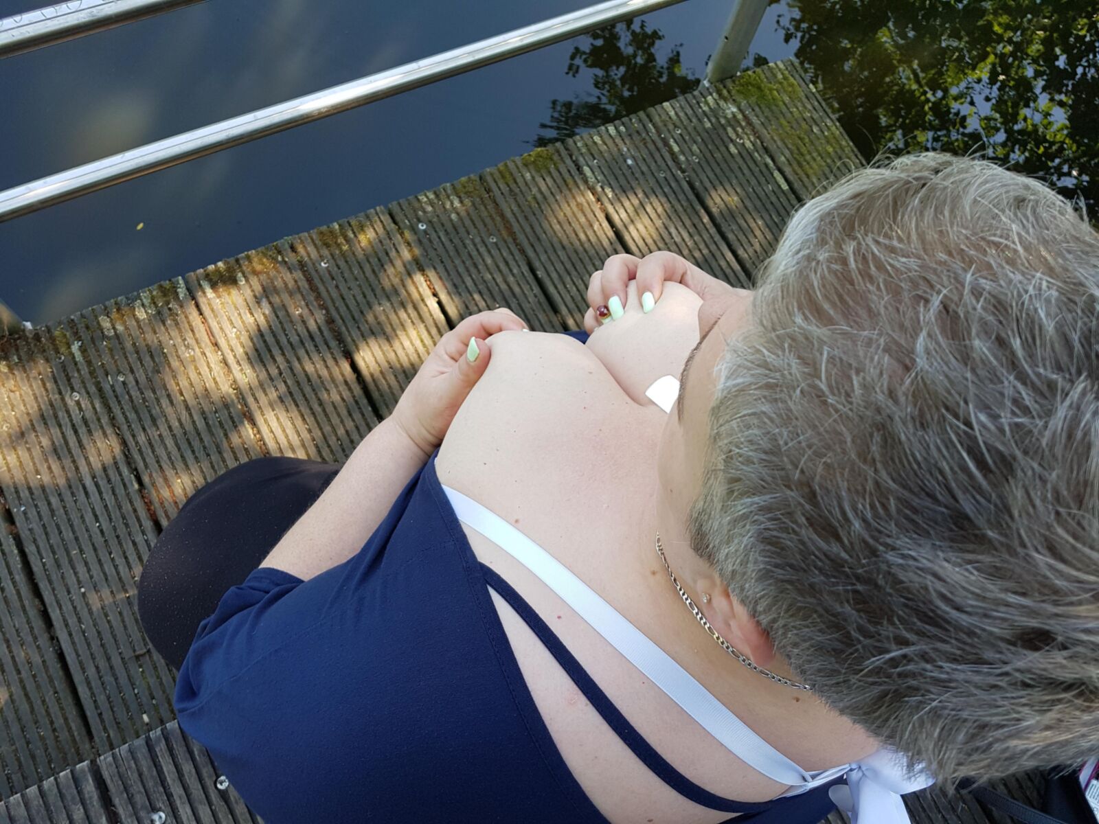 Fetter, alter deutscher SSBBW blinkt Big Hangers Public Park