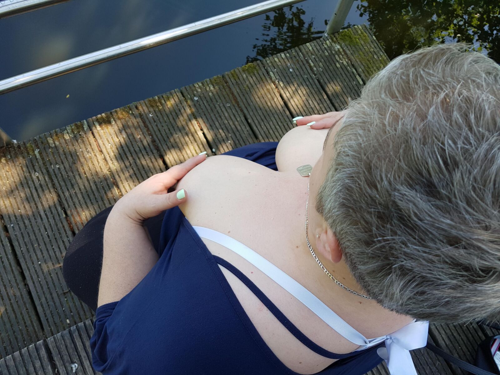 Fetter, alter deutscher SSBBW blinkt Big Hangers Public Park