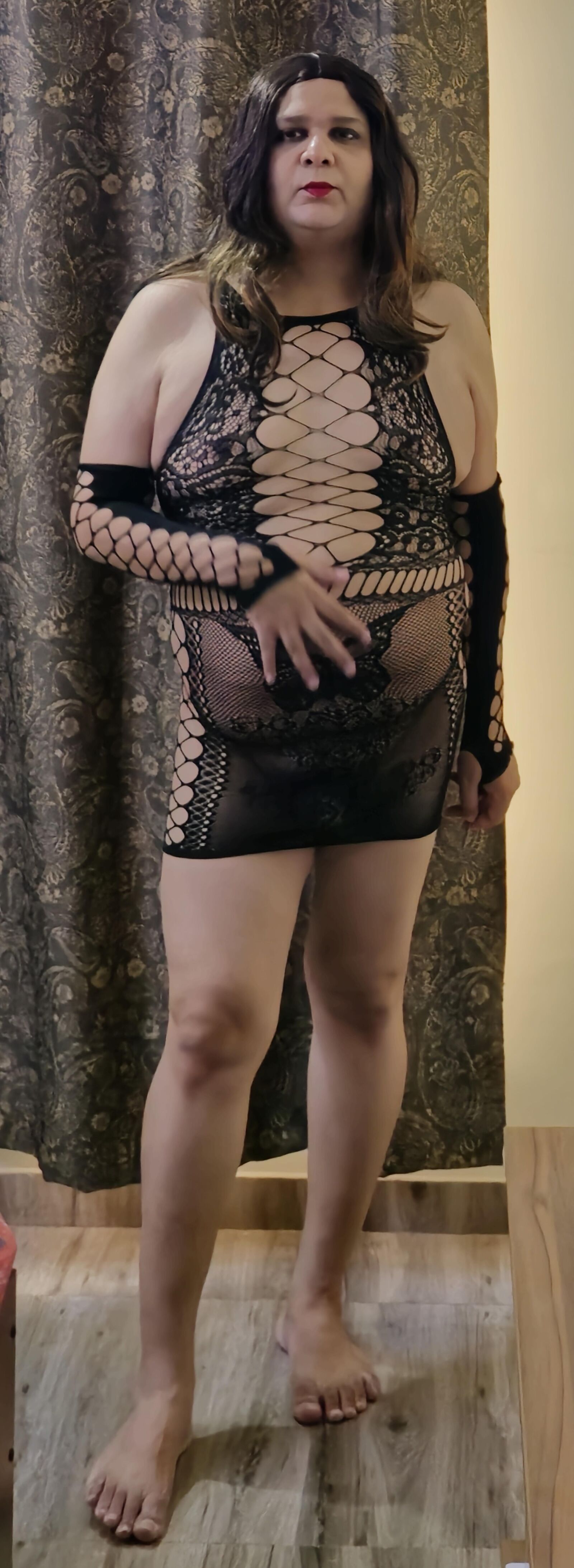 Brunette Shemale Monica M aparece em mini -peixes meias