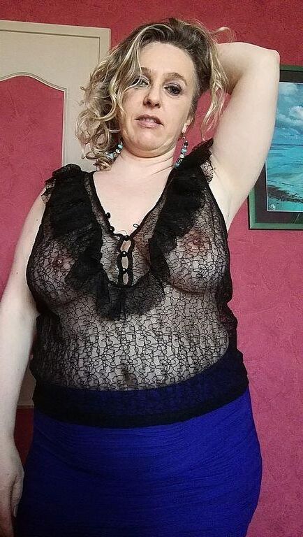MATURE LADIES BOSOMS ON DISPLAY
