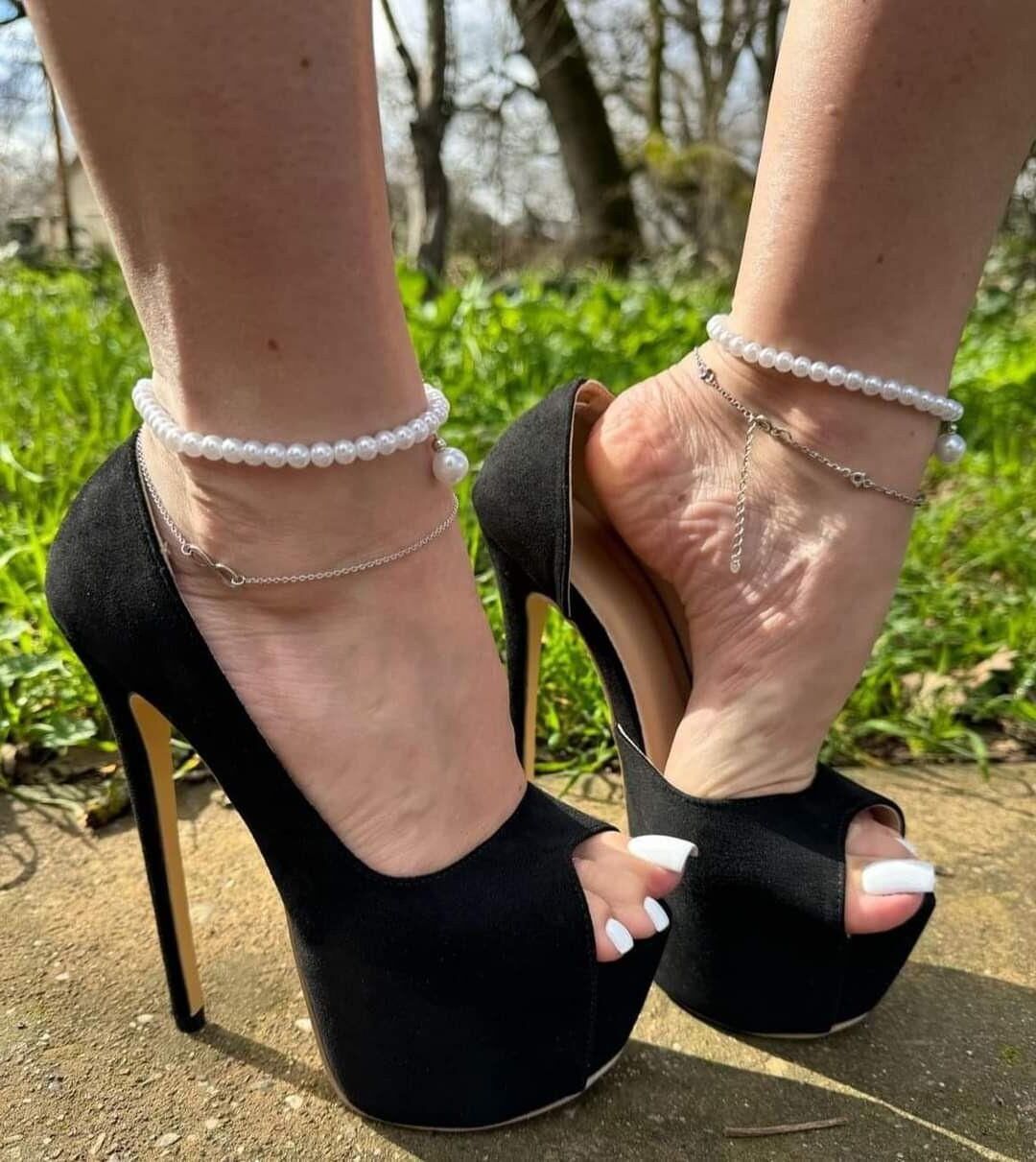 Mature feet in high heels