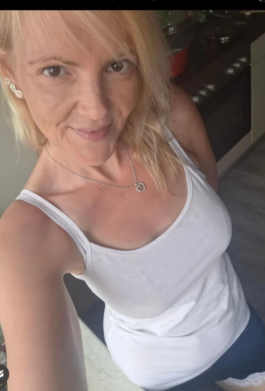 Luisa a vadia MILF com tesão
