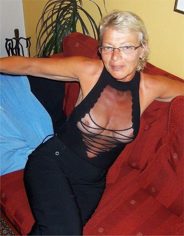 MATURE LADIES BOSOMS ON DISPLAY