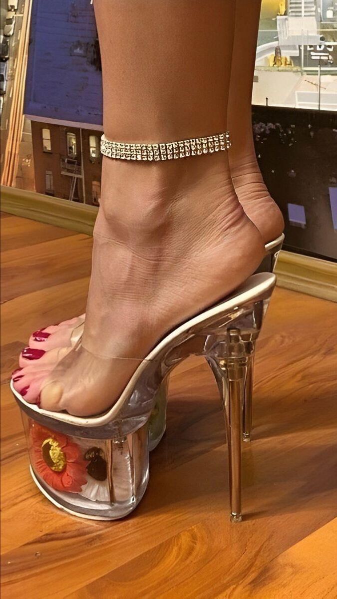 Mature feet in high heels