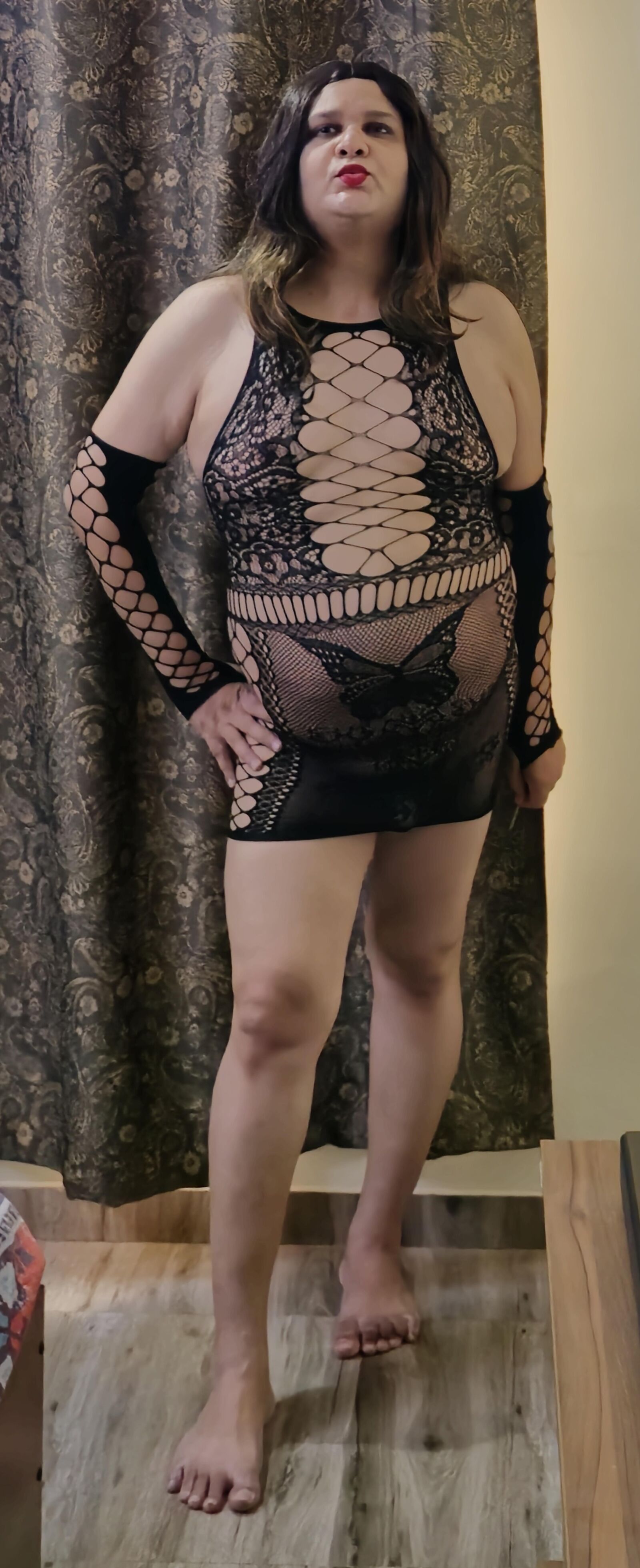 Brunette Shemale Monica M aparece em mini -peixes meias