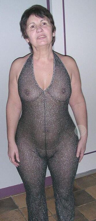 MATURE LADIES BOSOMS ON DISPLAY