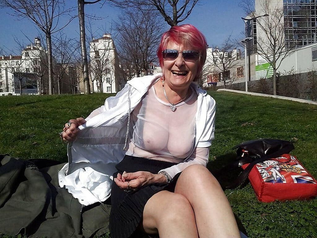 MATURE LADIES BOSOMS ON DISPLAY