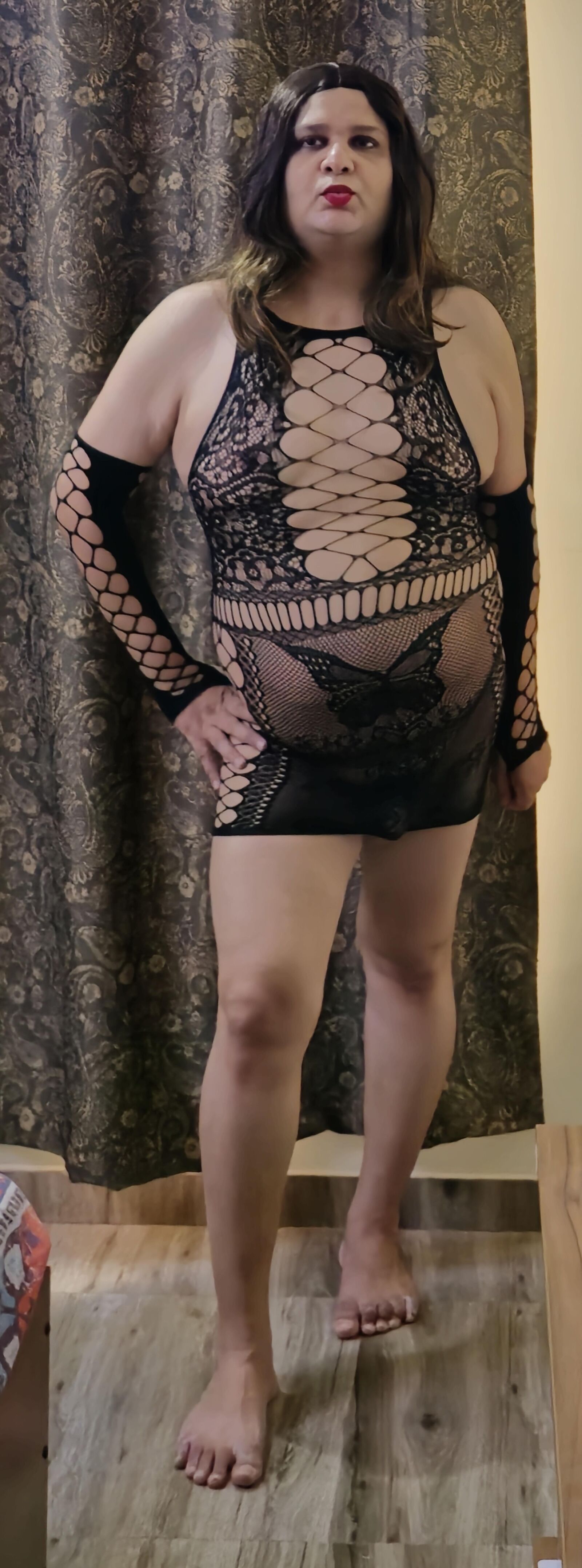 Brunette Shemale Monica M aparece em mini -peixes meias