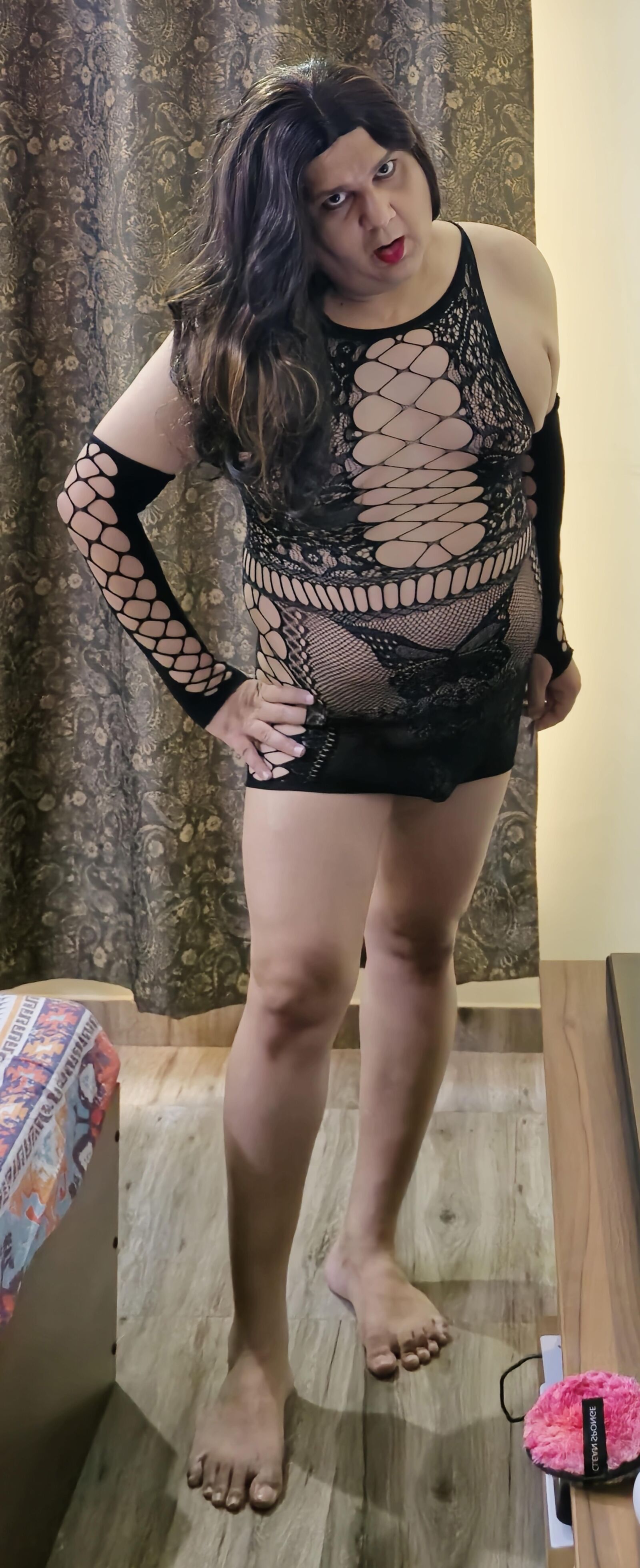 Brunette Shemale Monica M aparece em mini -peixes meias