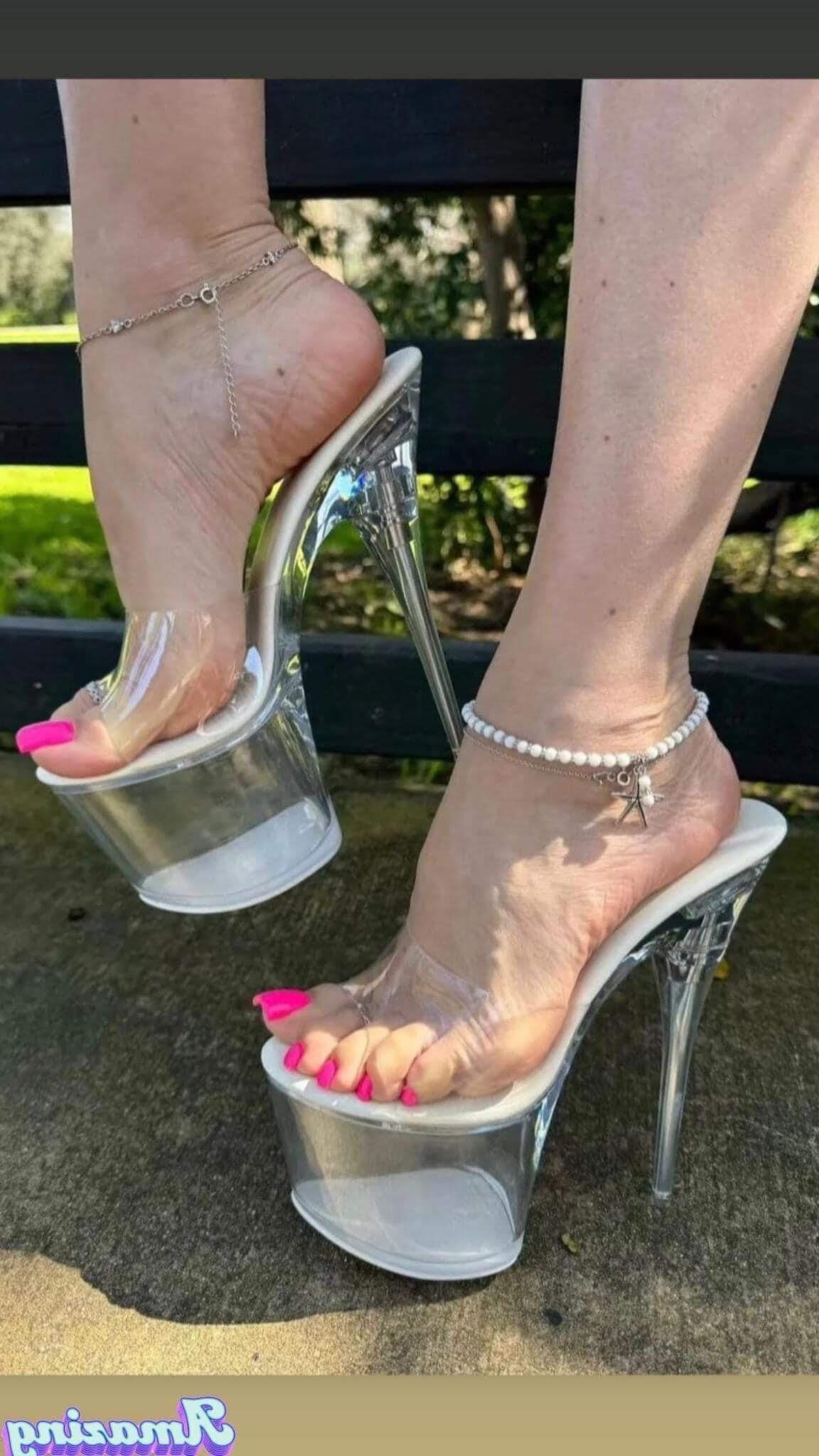 Mature feet in high heels