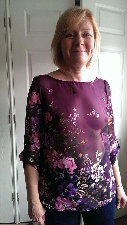 MATURE LADIES BOSOMS ON DISPLAY
