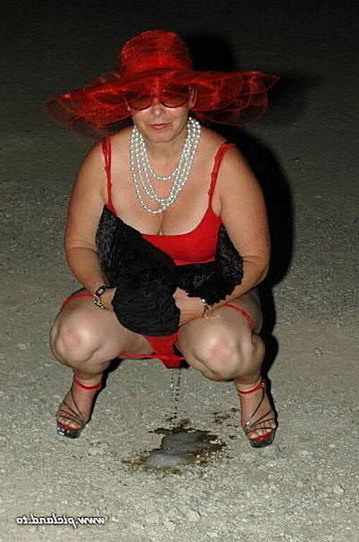 The pleasure of watching an older lady pissing