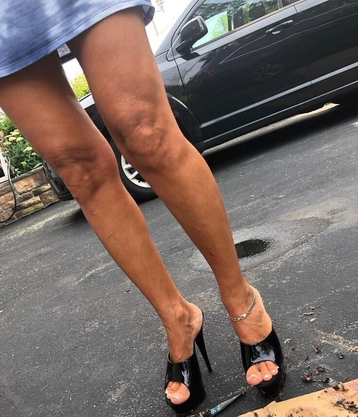 Mature feet in high heels