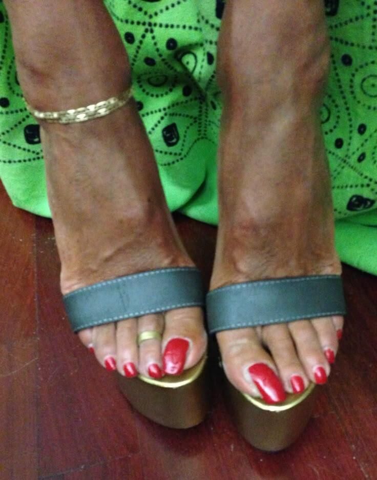 Mature feet in high heels