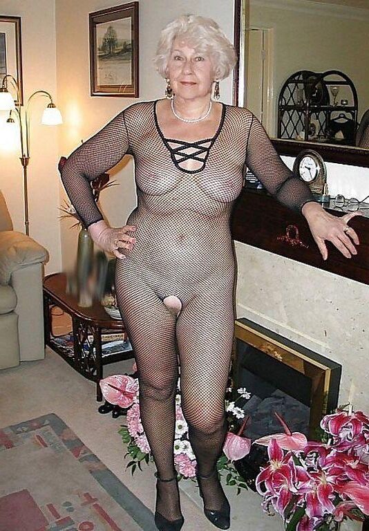 MATURE LADIES BOSOMS ON DISPLAY